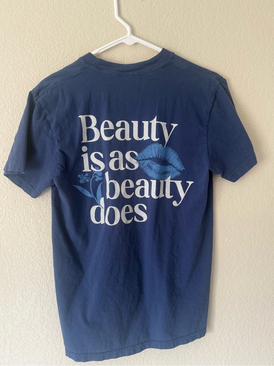 AVEDA Tops - AVEDA Navy Blue Short Sleeve Tee with White Text & Blue Lip Graphic